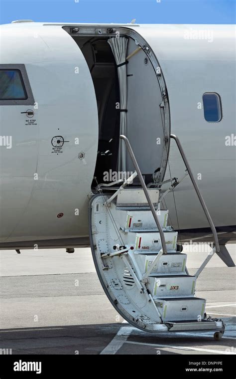 Connect jetway or stairs to different aircraft doors / .